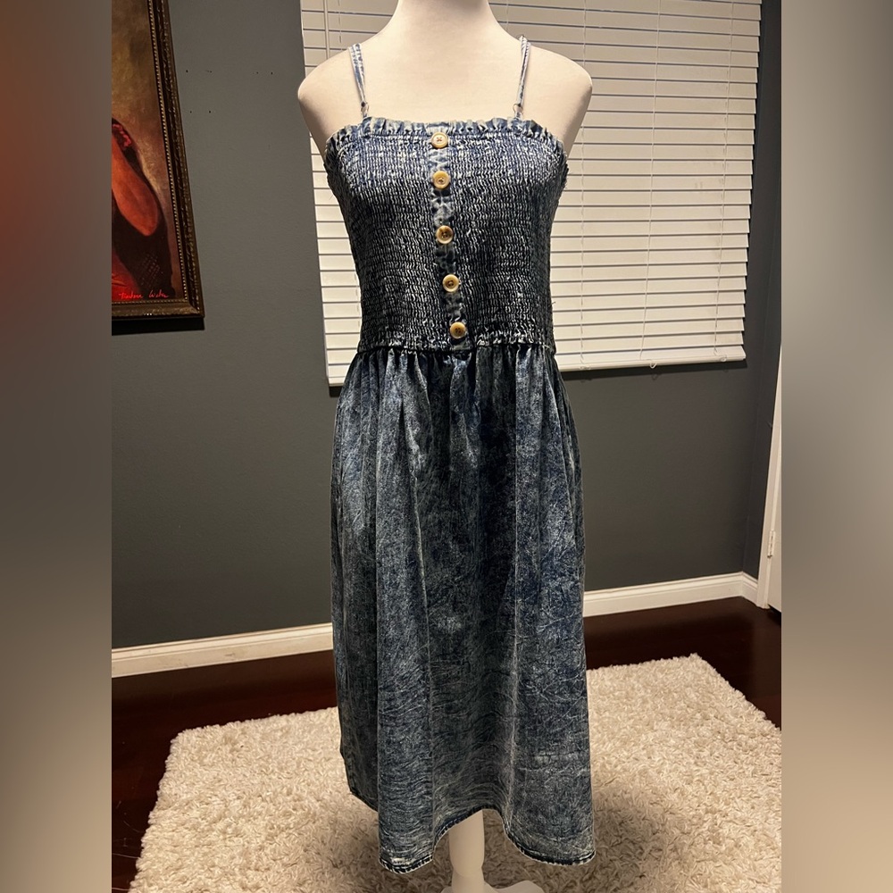 Denim summer dress with adjustable straps. Has elasticized upper. In EUC…